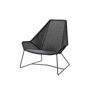 Sort stol med høj ryg, vinklet design, vævet materiale og slanke metalben.