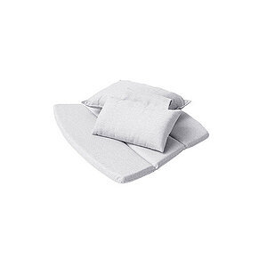 Tre lysegrå hynder til højrygget stol, stablet sammen. Simpelt design.