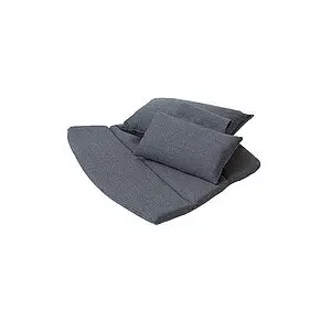 Sæt af mørkegrå hynder til stol, glat tekstur, minimalistisk design, tre separate hynder.