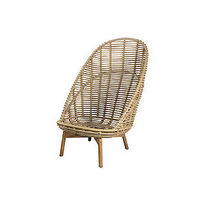 Højrygget stol med flettet ryglæn og sæde samt træben i naturlig finish.