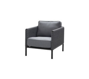 Mørkegrå loungestol med flettet design og grå hynder. Mørk ramme og ben med flettede armlæn.