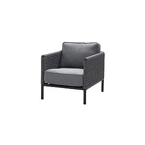 Mørkegrå loungestol med flettet design og grå hynder. Mørk ramme og ben med flettede armlæn.