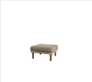 Firkantet ottoman med taupe pude, flettet kant og fire træben. Elegant og moderne design.