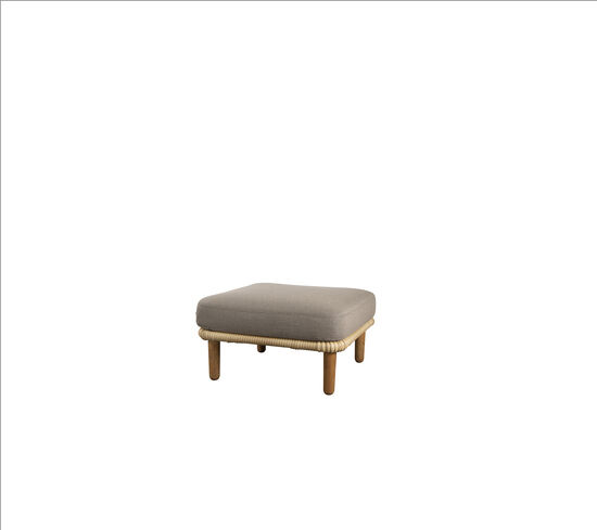 Firkantet ottoman med taupe pude, flettet kant og fire træben. Elegant og moderne design.