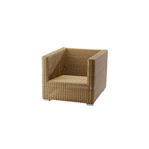 Firkantet loungestol i naturfarve med hvidt polstret sæde og ryghynde, vævet tekstur.