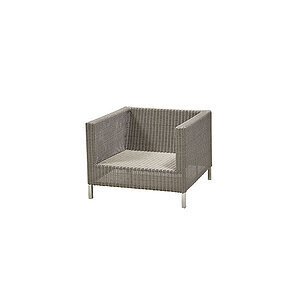 Lounge stol med flettet tekstur, hvid ryg- og sædehynde, firkantet design og lige armlæn.