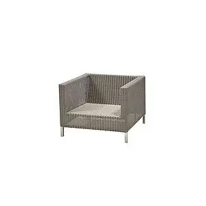 Lounge stol med flettet tekstur, hvid ryg- og sædehynde, firkantet design og lige armlæn.