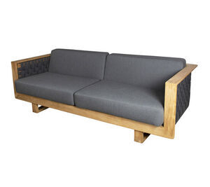 Moderne 3-personers sofa med træramme, grå hynder og vævede detaljer på armlænene.