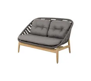 To-personers sofa med teakbund og mørkegrå hynder, omkranset af Cane-line Soft Rope.
