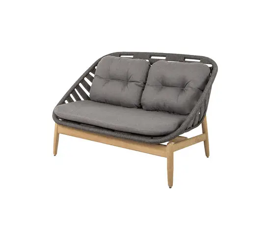 To-personers sofa med teakbund og mørkegrå hynder, omkranset af Cane-line Soft Rope.