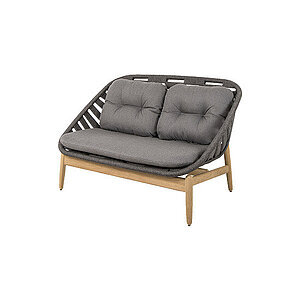 To-personers sofa med teakbund og mørkegrå hynder, omkranset af Cane-line Soft Rope.