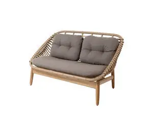 To-personers sofa med træbund, taupe hynder og vævemønster på ryglæn og sider.