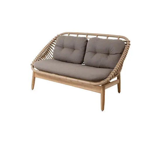 To-personers sofa med træbund, taupe hynder og vævemønster på ryglæn og sider.