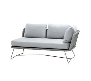 Lysgrå 2-personers sofa med tynde ben og hynder til ryg og sæde, der skaber et let og svævende udseende.