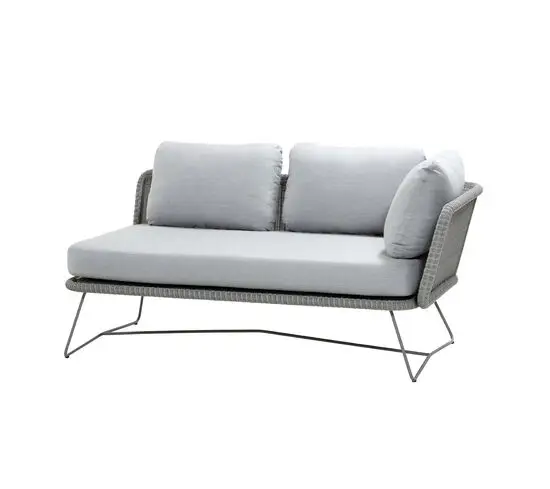 Lysgrå 2-personers sofa med tynde ben og hynder til ryg og sæde, der skaber et let og svævende udseende.
