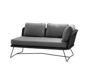 Sort metalramme, grå hynder, vævet mønster. Minimalistisk design til udendørs brug.