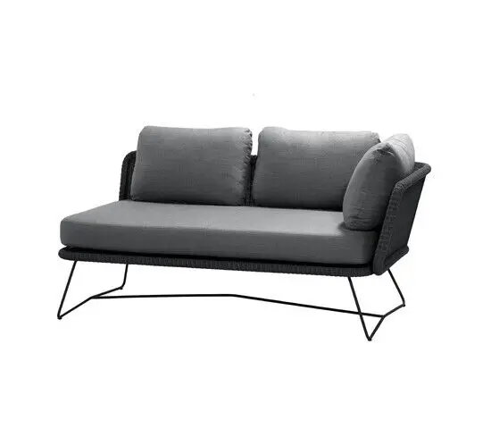 Sort metalramme, grå hynder, vævet mønster. Minimalistisk design til udendørs brug.