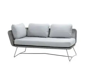 Moderne 2-pers. sofa i lys grå med metalramme og 4 store hynder for komfort.