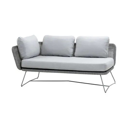 Moderne 2-pers. sofa i lys grå med metalramme og 4 store hynder for komfort.