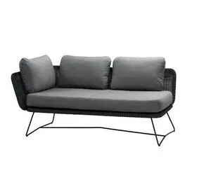 Sort sofa til to med grå puder og sorte metalben. Vævet ryg- og armlæn.