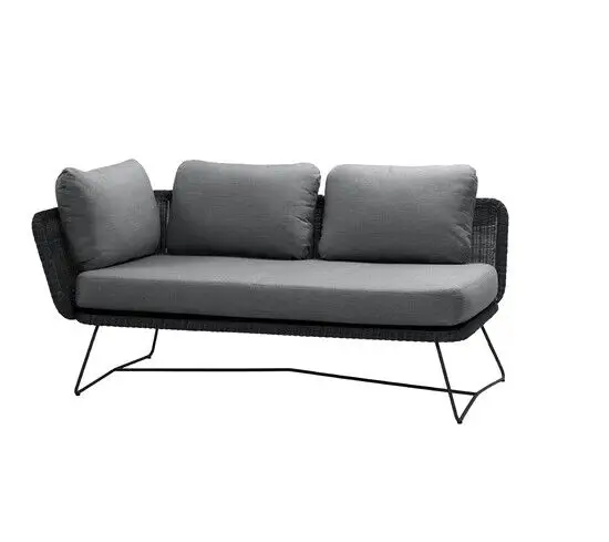 Sort sofa til to med grå puder og sorte metalben. Vævet ryg- og armlæn.