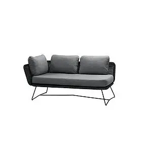 Sort sofa til to med grå puder og sorte metalben. Vævet ryg- og armlæn.