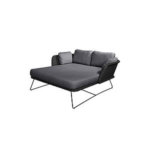 Minimalistisk daybed med grå hynder, slank base og flettet tekstur på sider og ryg.