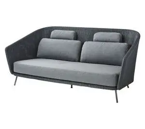 Tospersoners sofa med grafitfarvet flet og grå hynder, slanke metalben.