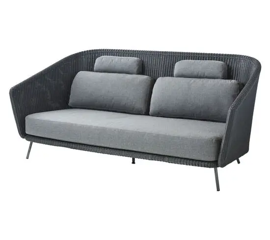 Moderne 2-pers. sofa med mørk flettet ramme og grå hynder. Komfortabelt design til udendørs brug.