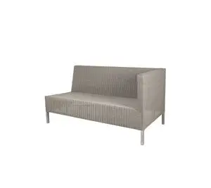 To-personers sofa med flettet design, taupe farve og armlæn på venstre side.