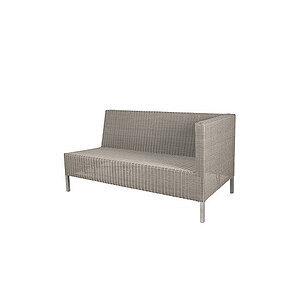 To-personers sofa med flettet design, taupe farve og armlæn på venstre side.
