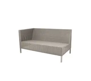 Taupe sofa med flettet mønster, højre armlæn, ryglæn og slanke ben.