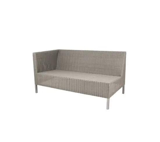 Taupe sofa med flettet mønster, højre armlæn, ryglæn og slanke ben.