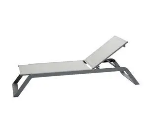 Solvogn i lys grå med minimalistisk design og justerbar ryglæn. Moderne og strømlinet ramme.