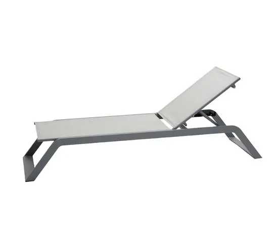 Solvogn i lys grå med minimalistisk design og justerbar ryglæn. Moderne og strømlinet ramme.