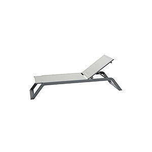 Solvogn i lys grå med minimalistisk design og justerbar ryglæn. Moderne og strømlinet ramme.