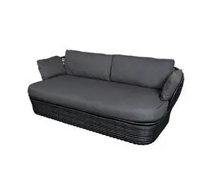 To-personers sofa med mørk fletdesign og grå hynder, velegnet til udendørs brug.