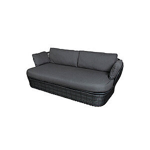 To-personers sofa med mørk fletdesign og grå hynder, velegnet til udendørs brug.