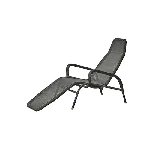 Mørk loungestol i flettet design med armlæn og reclinerfunktion, velegnet til udendørs brug.
