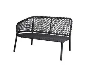 To-personers sofa i mørkegrå med flettet ryg og slanke ben. Moderne design velegnet til fleksibel brug.