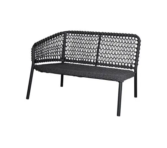 To-personers sofa i mørkegrå med flettet ryg og slanke ben. Moderne design velegnet til fleksibel brug.