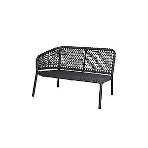 To-personers sofa i mørkegrå med flettet ryg og slanke ben. Moderne design velegnet til fleksibel brug.