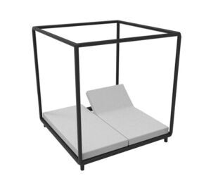 Moderne cabana med firkantet metalramme og lysegrå hynder til afslapning.