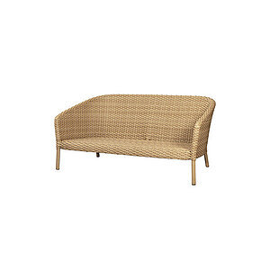 Sofa til to personer med flettet design, naturligt look, buet rygstøtte og slanke ben.