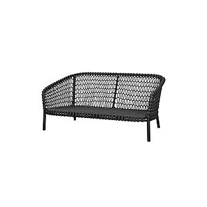 Mørkegrå 2-pers. sofa med flettet design, reb-lignende materiale og buede armlæn på fire ben.