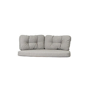 Lysebrun sofa hyndesæt med to rygpuder og en sædepude, alle med tuftet design og tykt udseende.