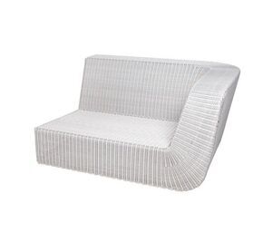To-personers sofa med venstre armlæn, buet design og vævet tekstur i lys grå fra Cane-Line Savannah.