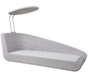 Udendørs daybed i lys grå med vævet tekstur. Har indbygget parasol og forhøjet ryglæn på én side.