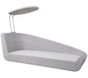 Udendørs daybed i lys grå med vævet tekstur. Har indbygget parasol og forhøjet ryglæn på én side.