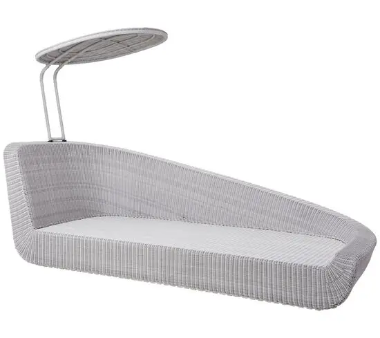 Udendørs daybed i lys grå med vævet tekstur. Har indbygget parasol og forhøjet ryglæn på én side.